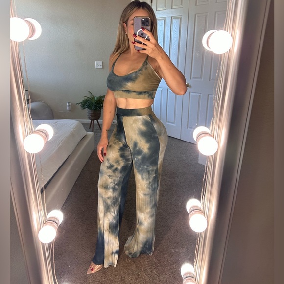 3 PiECE SET, INCLUDES CARDIGAN. - Picture 4 of 4